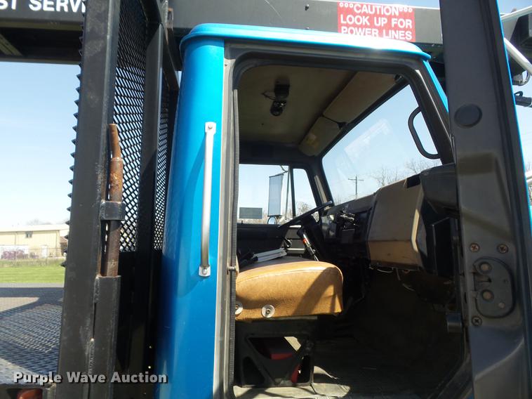 image for item DC7343 1995 International 4700 flatbed truck