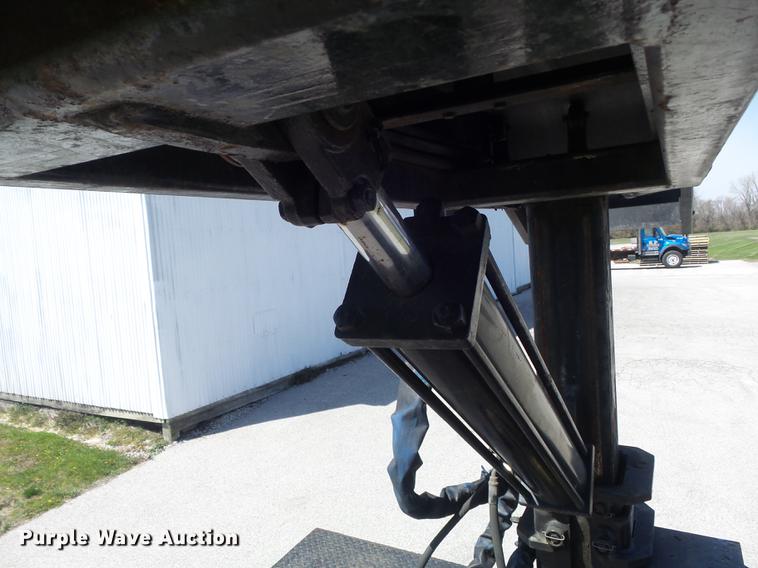 image for item DC7343 1995 International 4700 flatbed truck