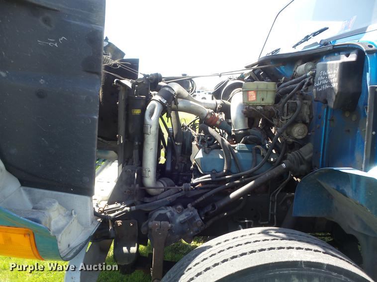 image for item DC7343 1995 International 4700 flatbed truck