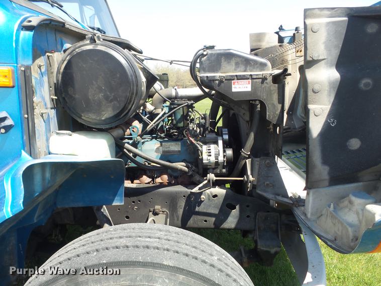 image for item DC7343 1995 International 4700 flatbed truck