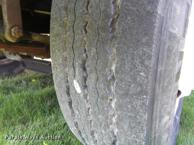 image for item DC7343 1995 International 4700 flatbed truck