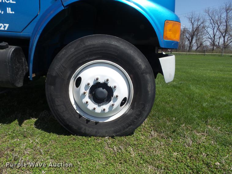 image for item DC7343 1995 International 4700 flatbed truck