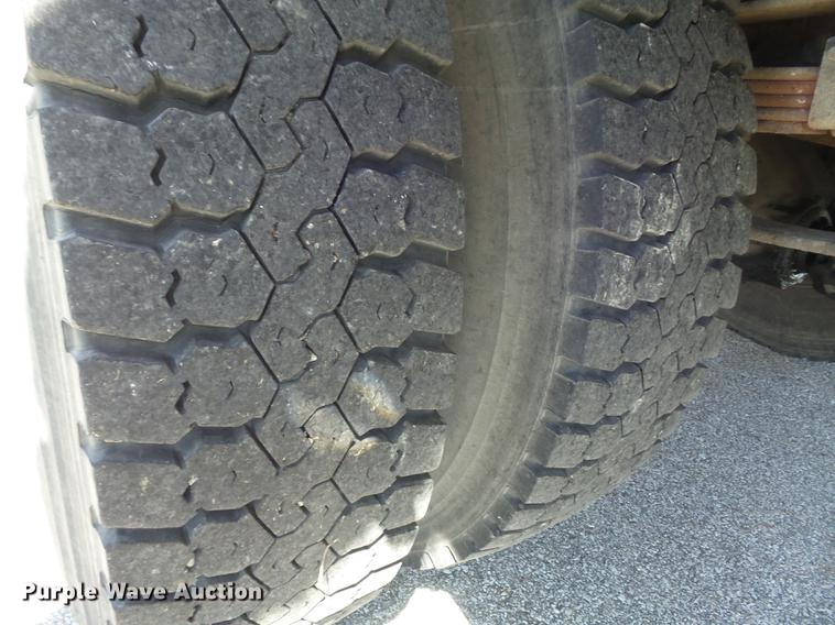 image for item DC7343 1995 International 4700 flatbed truck