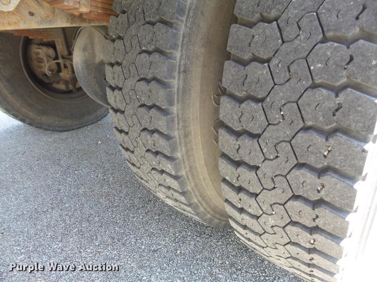 image for item DC7343 1995 International 4700 flatbed truck