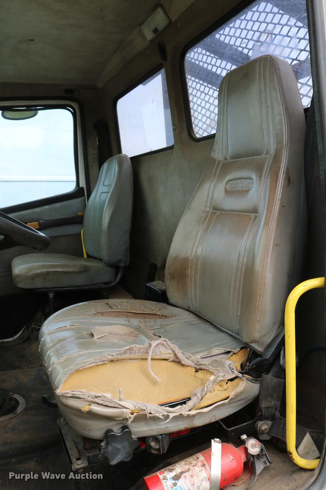 image for item DC7567 1994 Freightliner FL70 winch truck