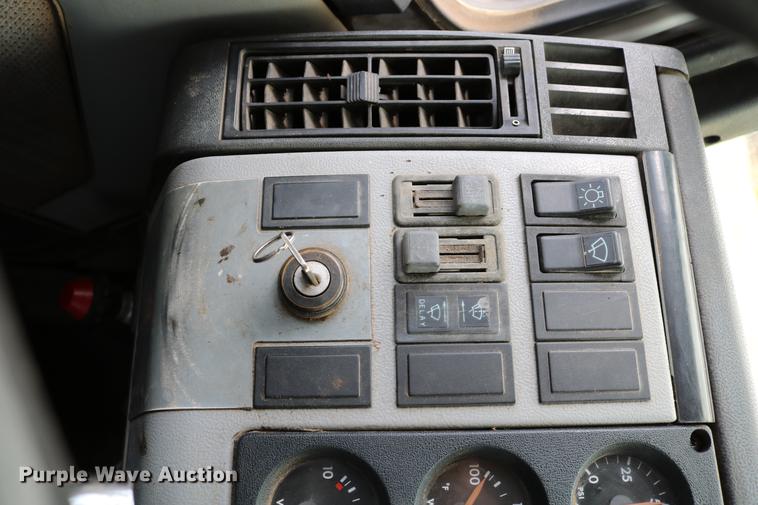 image for item DC7567 1994 Freightliner FL70 winch truck