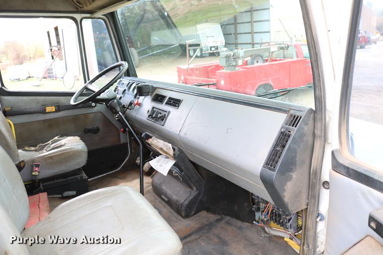 image for item DC7567 1994 Freightliner FL70 winch truck