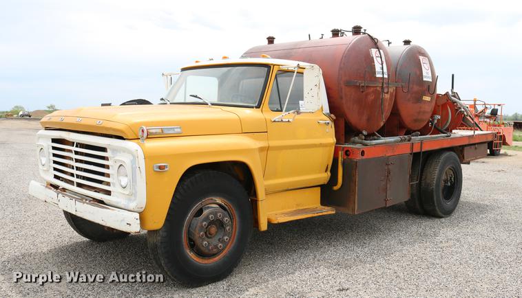 image for item DC7570 1971 Ford F700 flatbed service truck