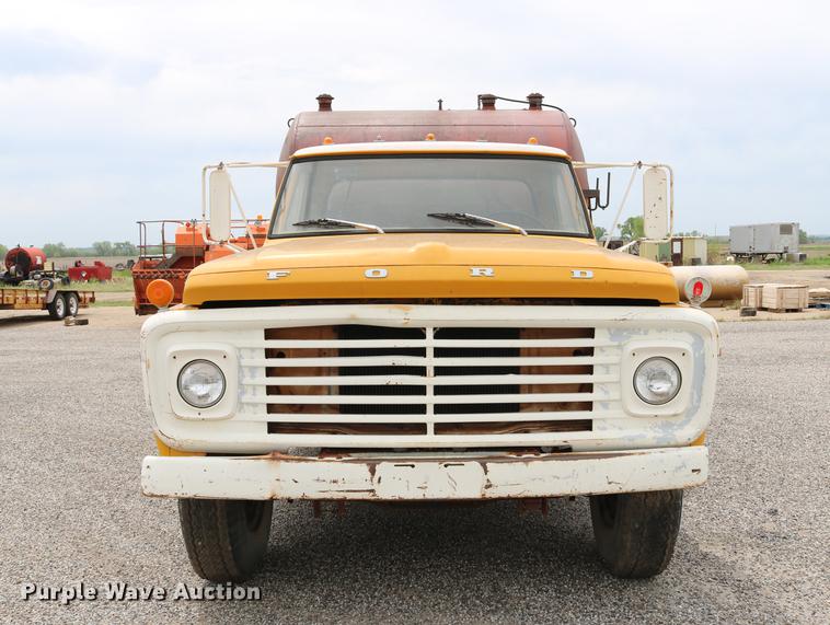 image for item DC7570 1971 Ford F700 flatbed service truck