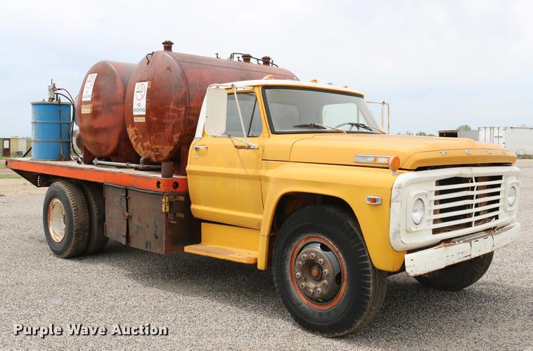 image for item DC7570 1971 Ford F700 flatbed service truck