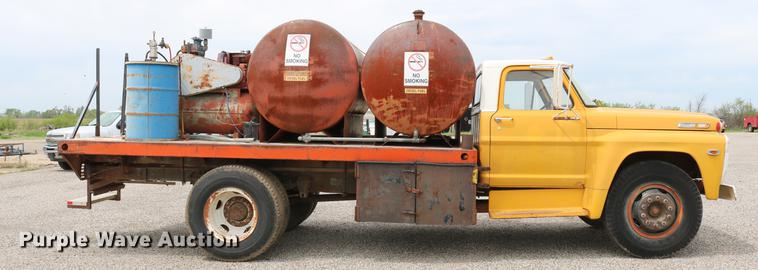 image for item DC7570 1971 Ford F700 flatbed service truck