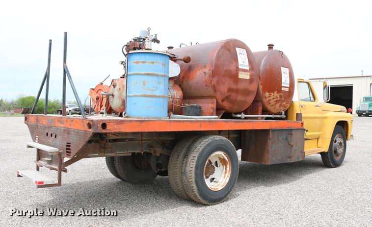 image for item DC7570 1971 Ford F700 flatbed service truck