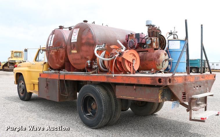 image for item DC7570 1971 Ford F700 flatbed service truck