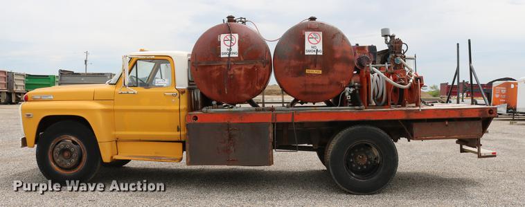 image for item DC7570 1971 Ford F700 flatbed service truck