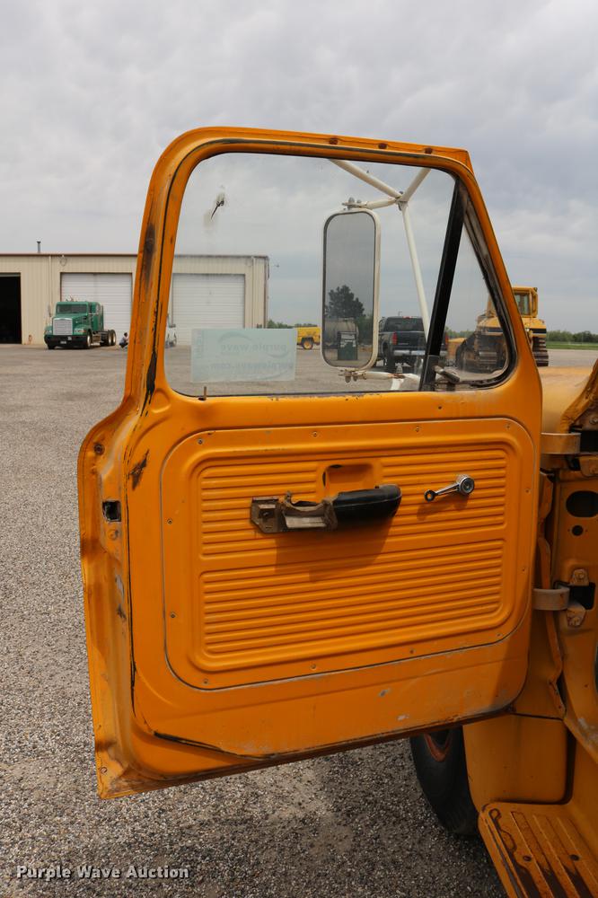 image for item DC7570 1971 Ford F700 flatbed service truck