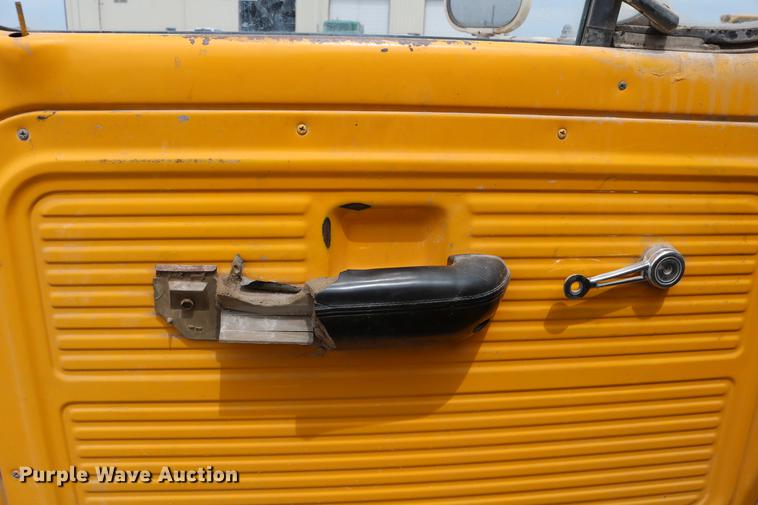 image for item DC7570 1971 Ford F700 flatbed service truck