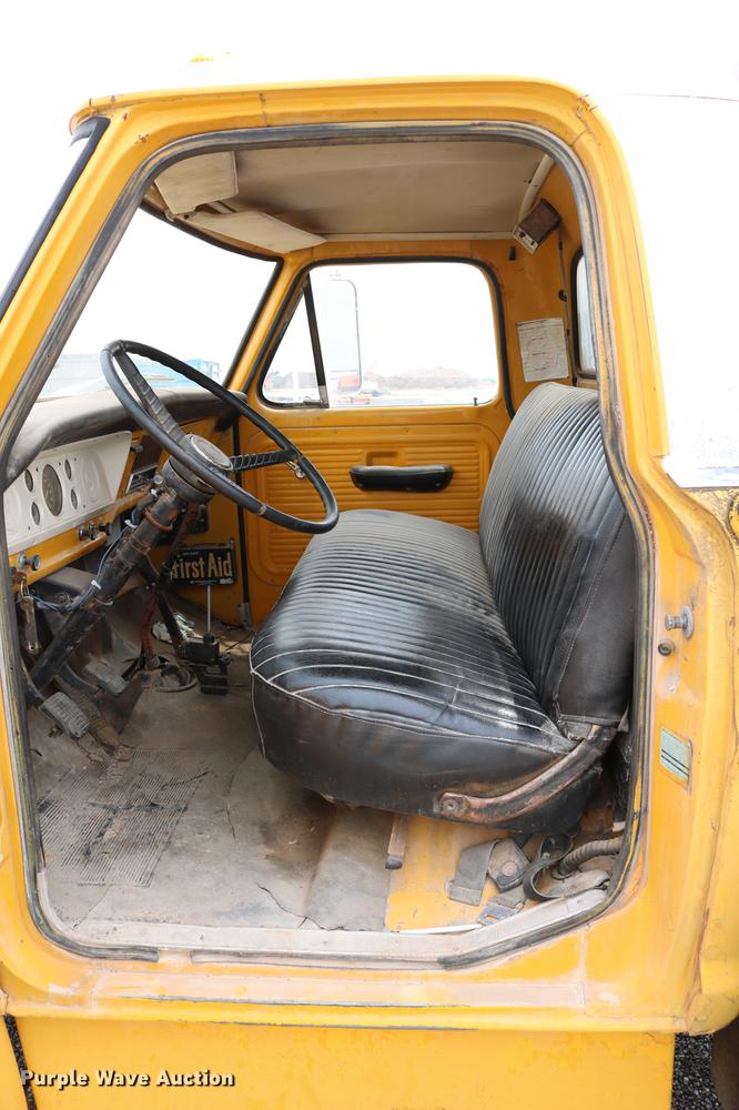 image for item DC7570 1971 Ford F700 flatbed service truck