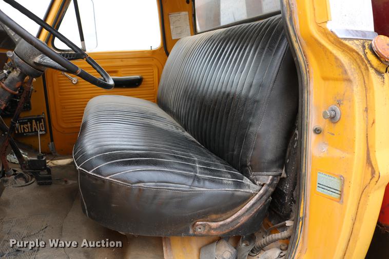 image for item DC7570 1971 Ford F700 flatbed service truck