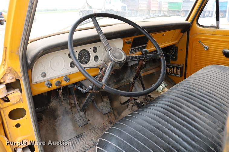 image for item DC7570 1971 Ford F700 flatbed service truck