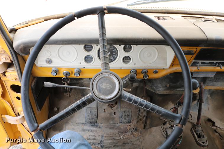 image for item DC7570 1971 Ford F700 flatbed service truck