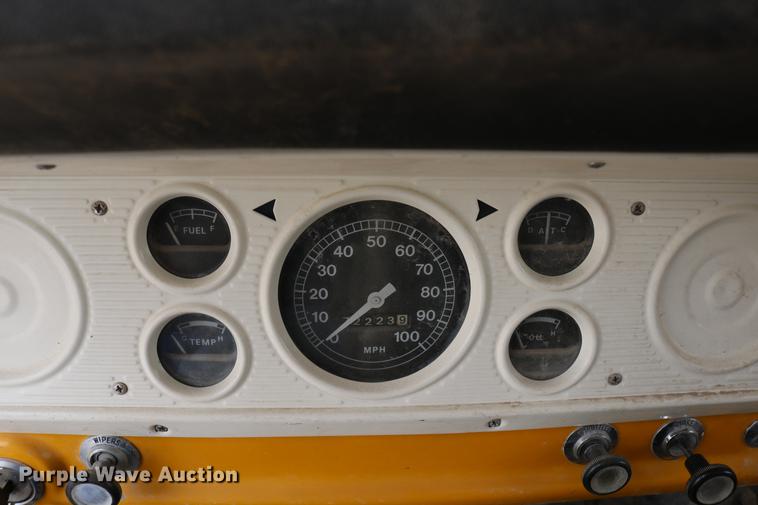 image for item DC7570 1971 Ford F700 flatbed service truck