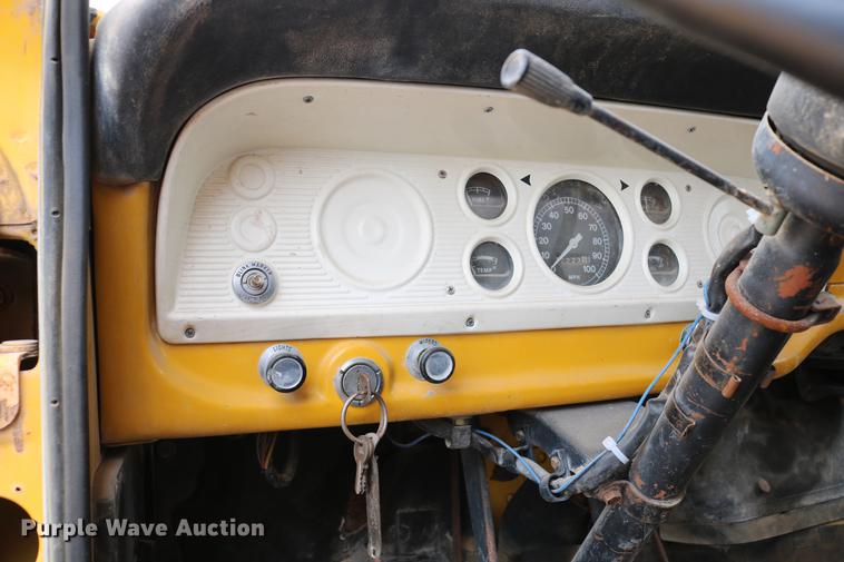 image for item DC7570 1971 Ford F700 flatbed service truck