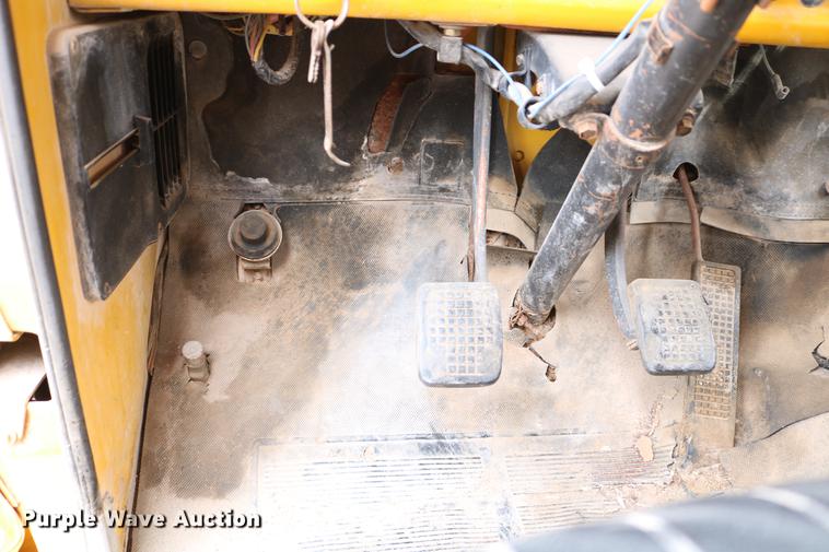 image for item DC7570 1971 Ford F700 flatbed service truck