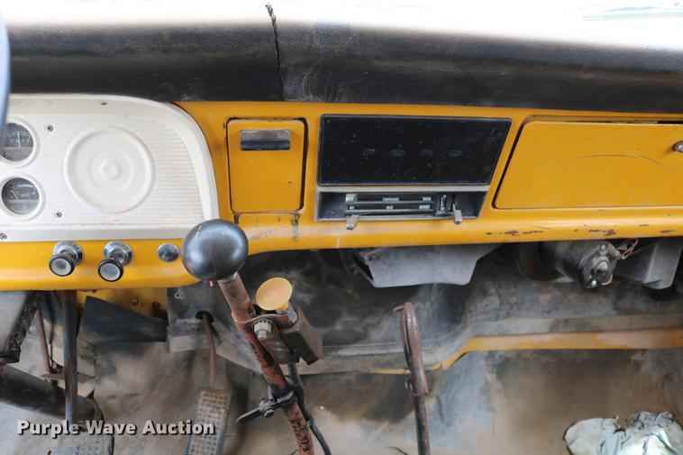 image for item DC7570 1971 Ford F700 flatbed service truck