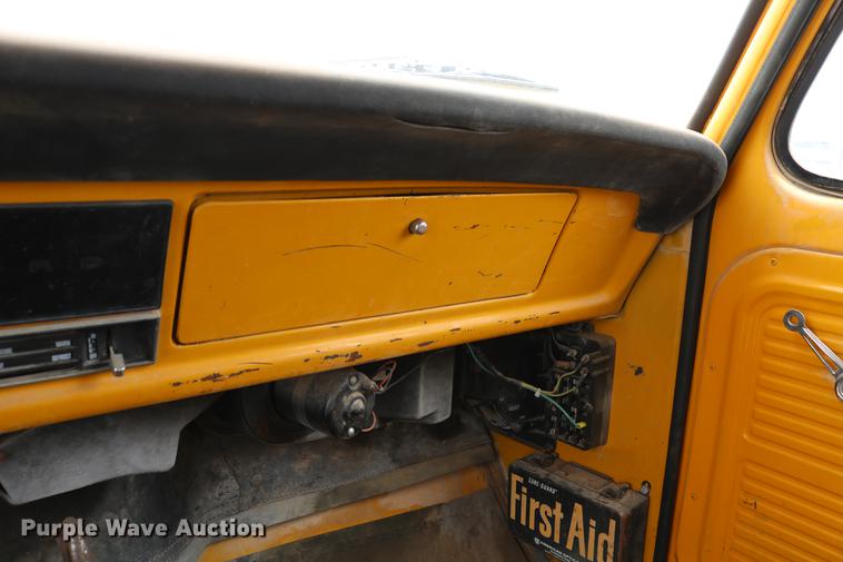 image for item DC7570 1971 Ford F700 flatbed service truck