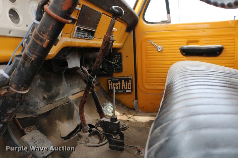 image for item DC7570 1971 Ford F700 flatbed service truck