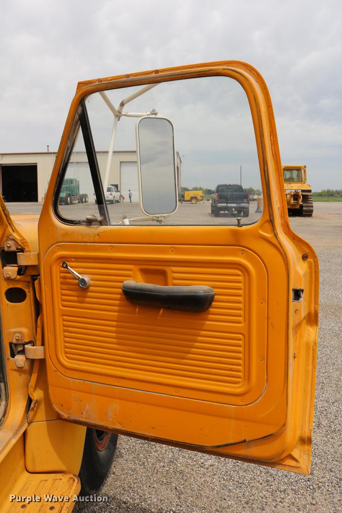 image for item DC7570 1971 Ford F700 flatbed service truck