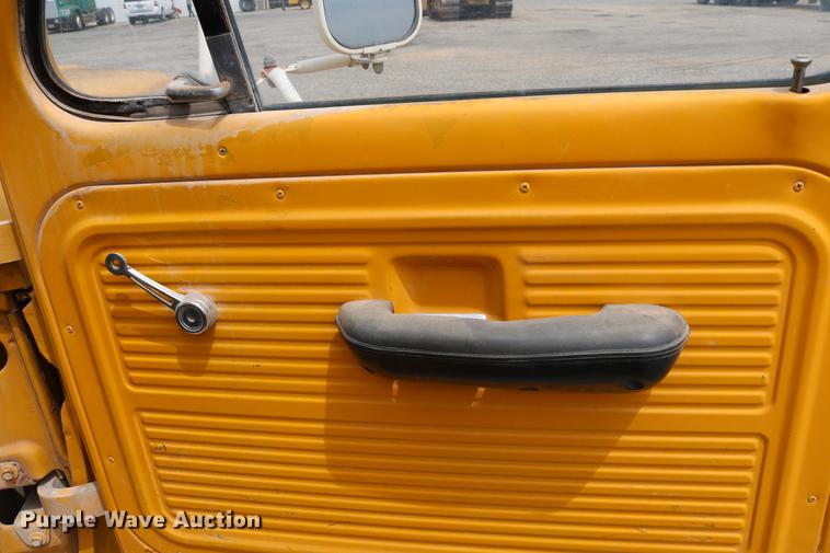 image for item DC7570 1971 Ford F700 flatbed service truck