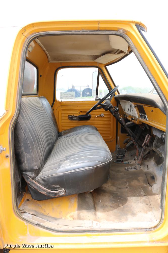 image for item DC7570 1971 Ford F700 flatbed service truck