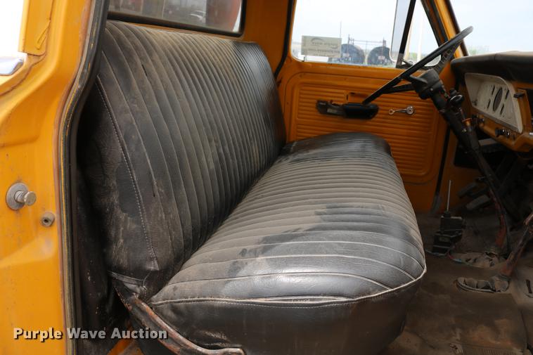 image for item DC7570 1971 Ford F700 flatbed service truck