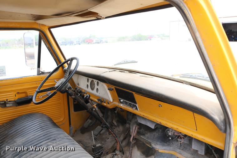 image for item DC7570 1971 Ford F700 flatbed service truck