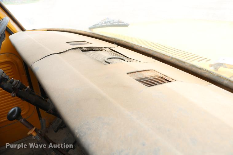 image for item DC7570 1971 Ford F700 flatbed service truck