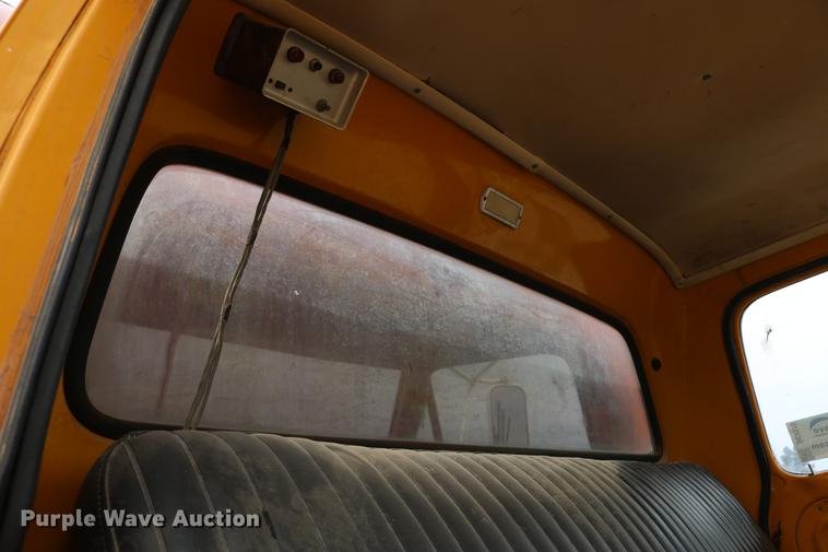 image for item DC7570 1971 Ford F700 flatbed service truck