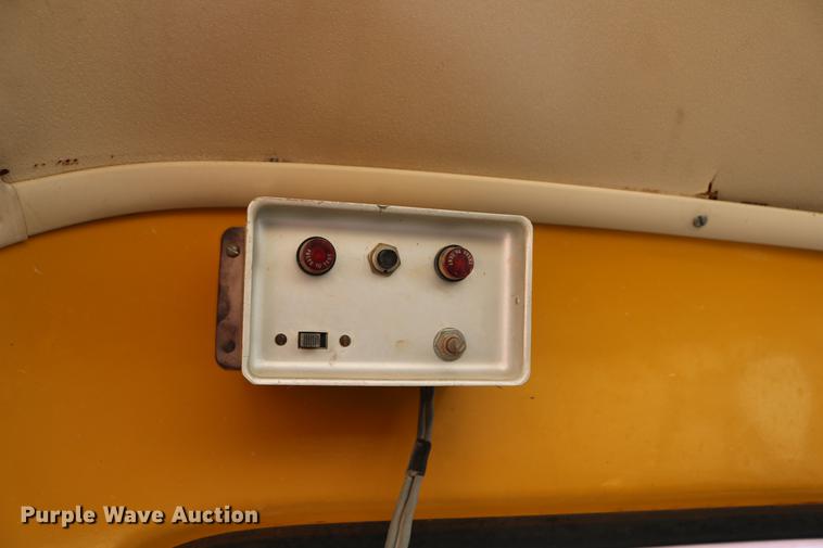 image for item DC7570 1971 Ford F700 flatbed service truck