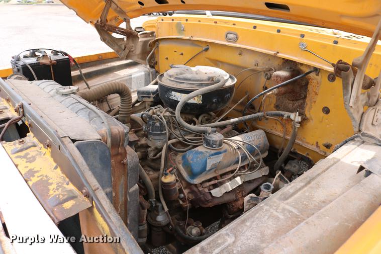 image for item DC7570 1971 Ford F700 flatbed service truck