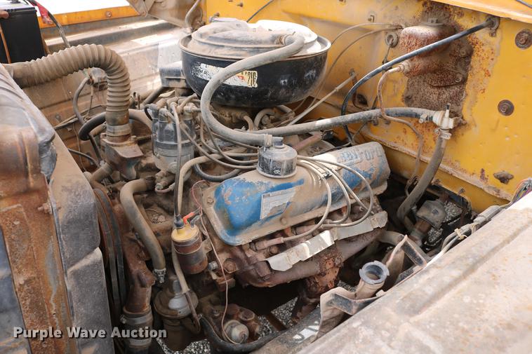 image for item DC7570 1971 Ford F700 flatbed service truck