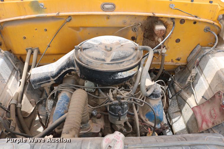 image for item DC7570 1971 Ford F700 flatbed service truck