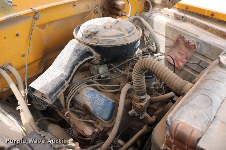 image for item DC7570 1971 Ford F700 flatbed service truck