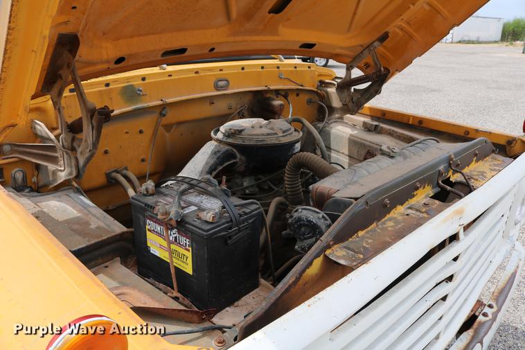 image for item DC7570 1971 Ford F700 flatbed service truck