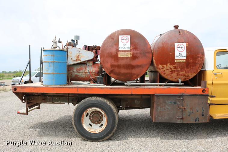 image for item DC7570 1971 Ford F700 flatbed service truck