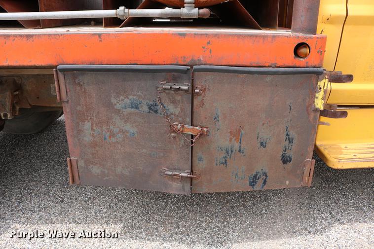 image for item DC7570 1971 Ford F700 flatbed service truck