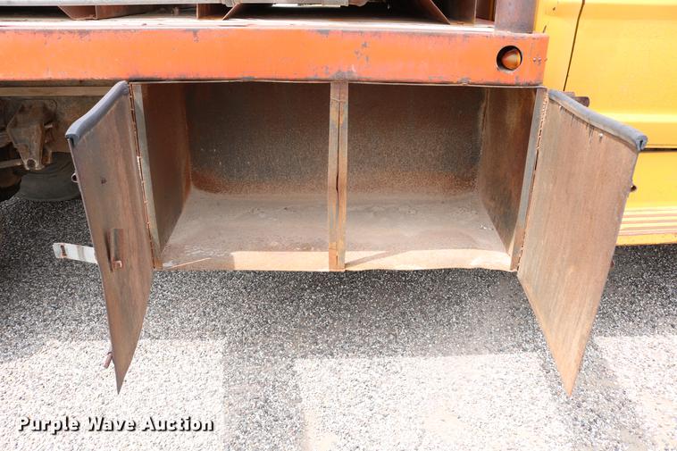 image for item DC7570 1971 Ford F700 flatbed service truck