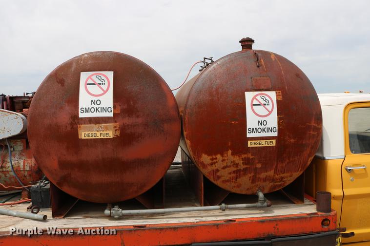 image for item DC7570 1971 Ford F700 flatbed service truck