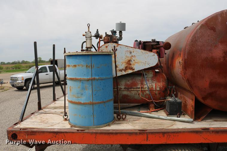 image for item DC7570 1971 Ford F700 flatbed service truck