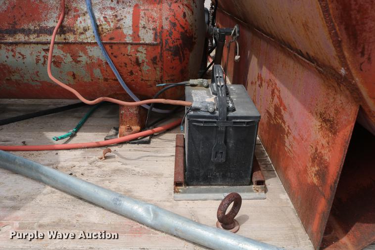 image for item DC7570 1971 Ford F700 flatbed service truck