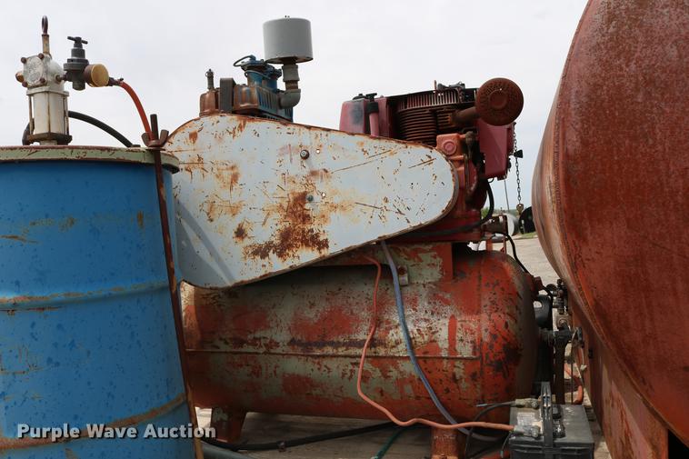 image for item DC7570 1971 Ford F700 flatbed service truck